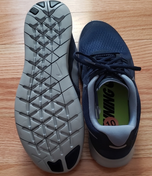 NEW NIKE RUNNING SHOES - Picture 4 of 5